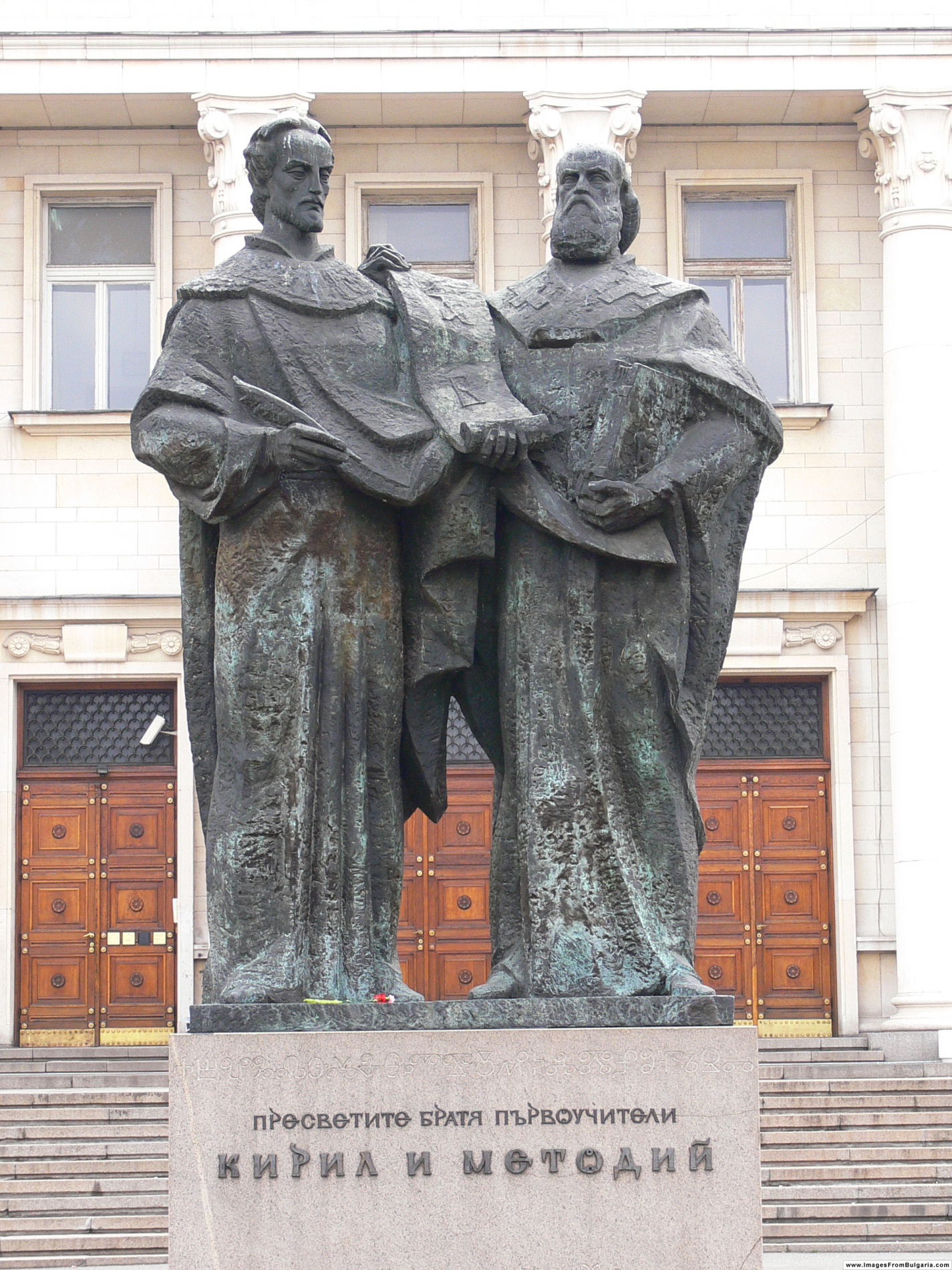 Памятник Кириллу и Мефодию. Болгарская национальная библиотека
